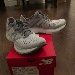 Womens New Balance 860v running shoe